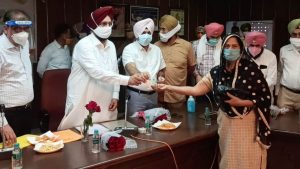 miinster Sukhjinder singh randhawana distribute smart card